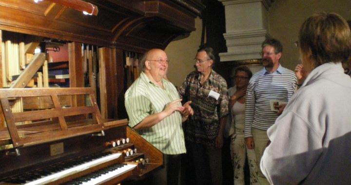 Alain Fromy partage sans compter sa passion pour la musique et reste intarissable sur l'instrument incontournable de l'église de Montfort : l'orgue